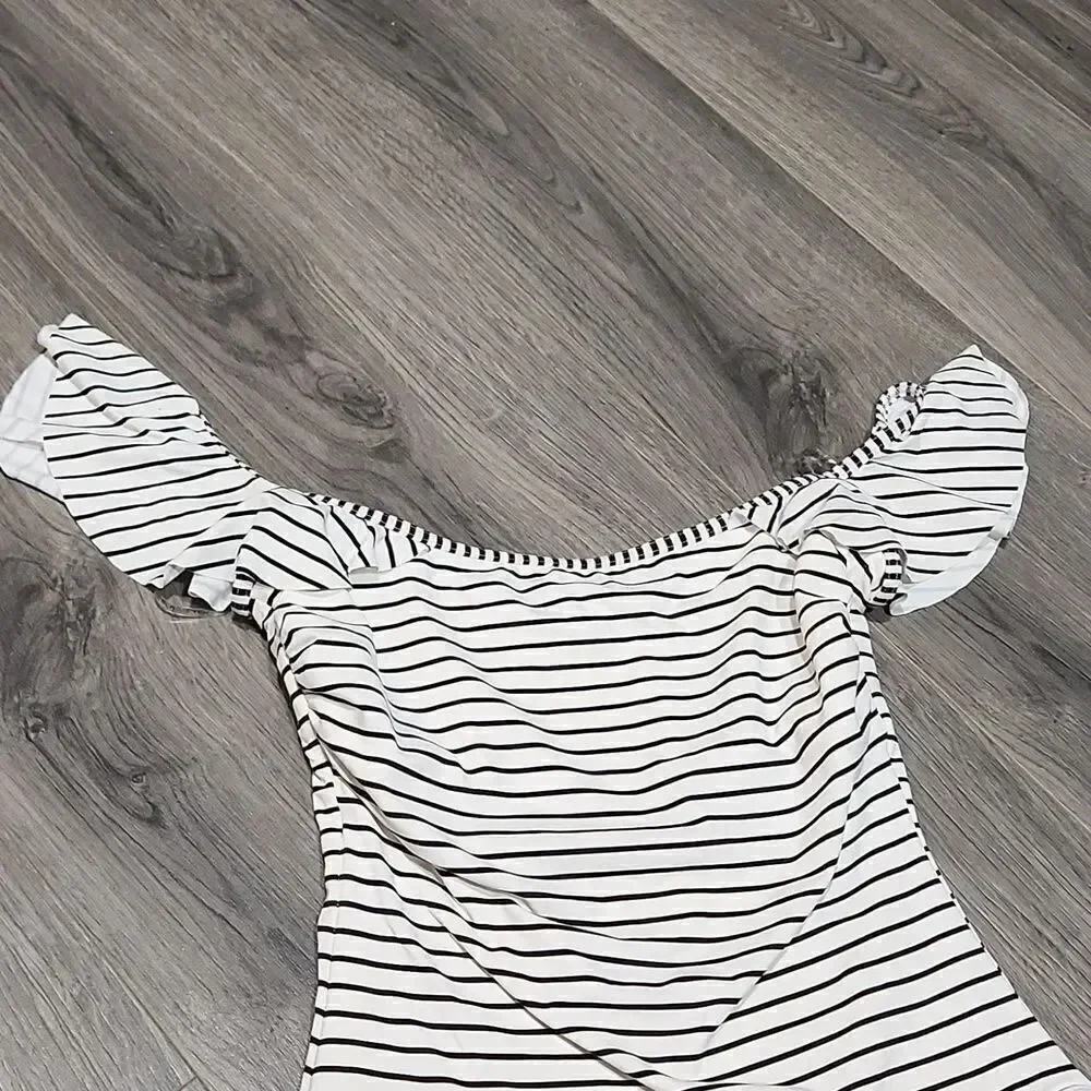 EUC Vince Camuto Black & White Striped Ruffel One Piece Swimsuit
